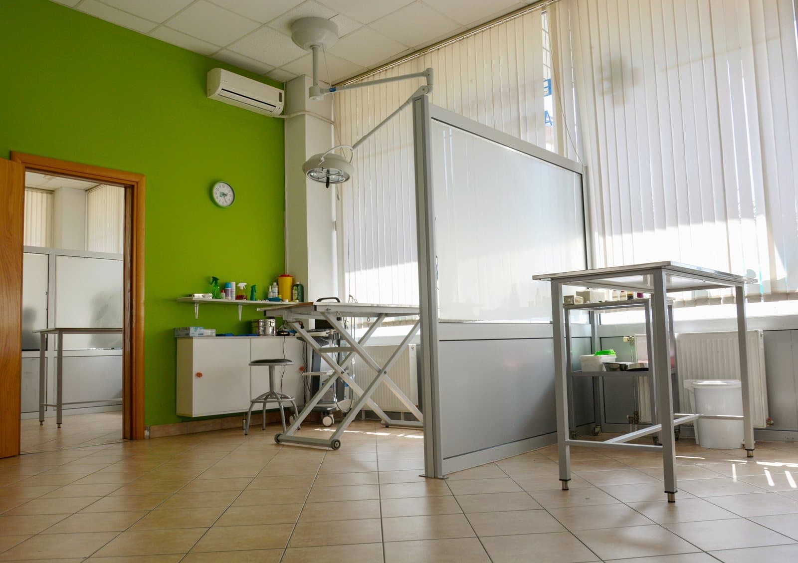 Ordinacija sa hirurškom lampom
